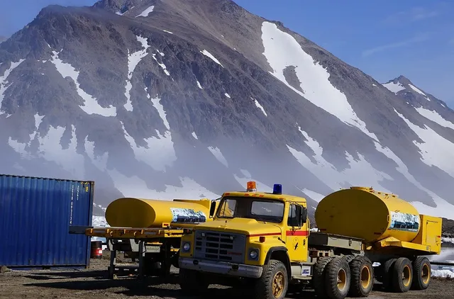 Un carro per lo spurgo di pozzi neri di fine'800: non molto diversi Il servizio di svuotamento dei pozzi neri, era svolto da appositi addetti, ...